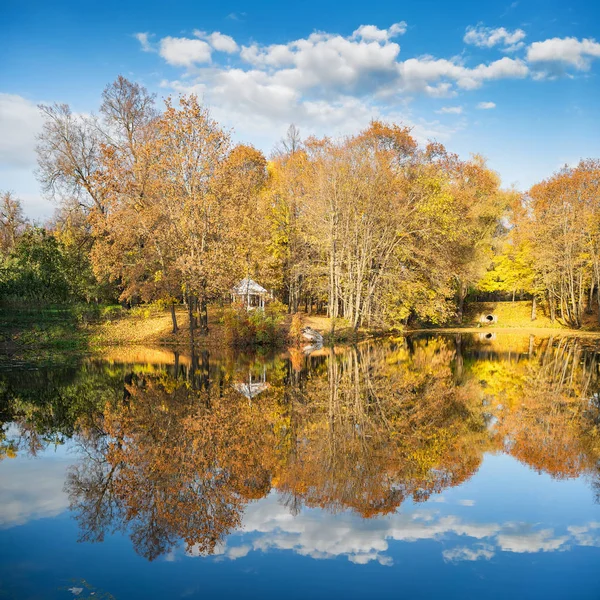 Zonnige herfst in het park boven meer — Stockfoto