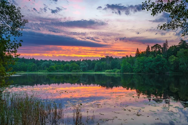 Krásný východ slunce na jezeře — Stock fotografie