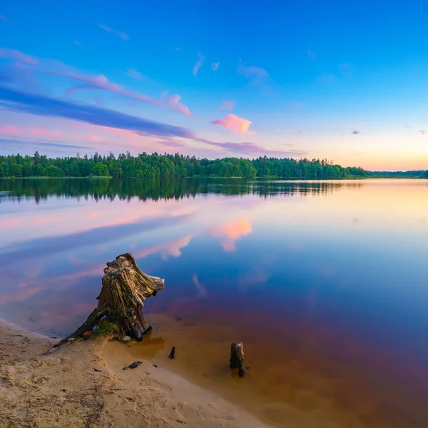 Ljus solnedgång på en sjö — Stockfoto