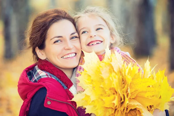 Madre e hija en el parque de otoño —  Fotos de Stock