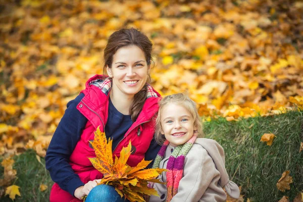 Mãe e filha no parque de outono — Fotografia de Stock