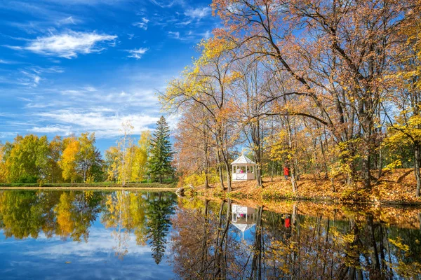 Ηλιόλουστο φθινόπωρο στο πάρκο πάνω από τη λίμνη — Φωτογραφία Αρχείου