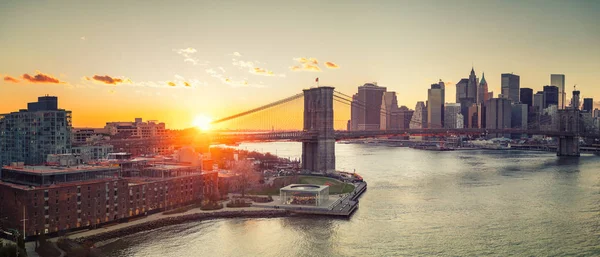 Brooklyn Bridge y Manhattan al atardecer —  Fotos de Stock