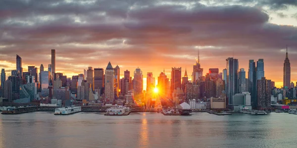 Amanecer brillante sobre Manhattan — Foto de Stock