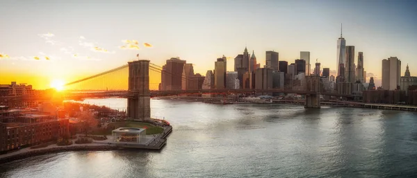 Brooklyn Bridge et Manhattan au coucher du soleil — Photo