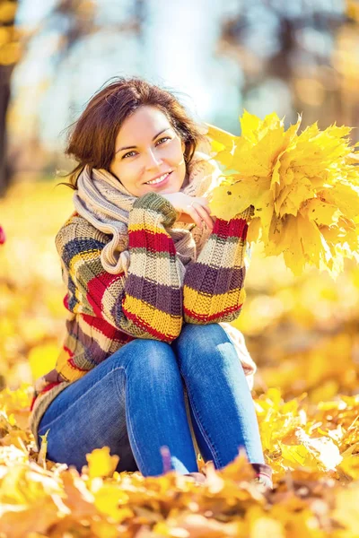 Jovem mulher bonita no parque ensolarado — Fotografia de Stock