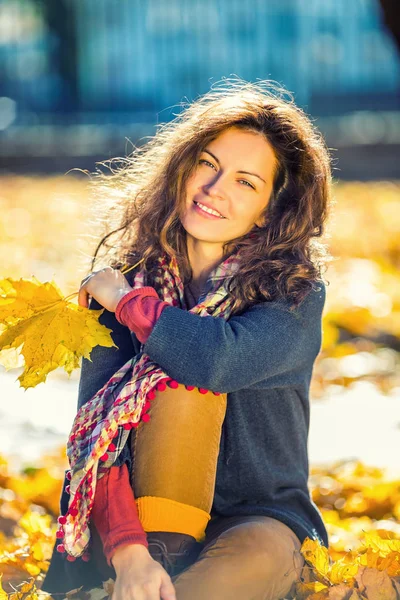 Portret van jonge mooie vrouw — Stockfoto