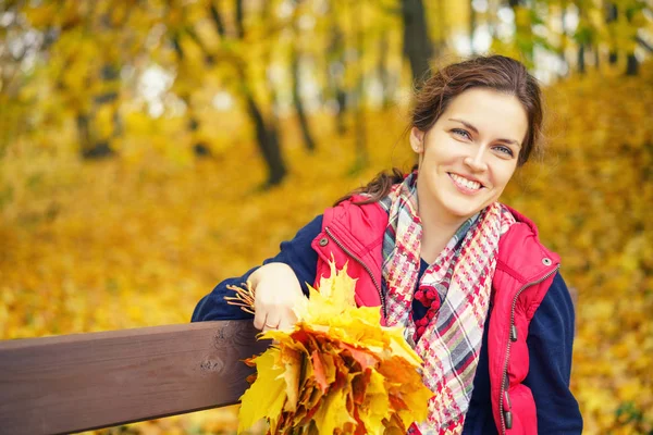 Retrato de la joven hermosa mujer en el parque de otoño —  Fotos de Stock