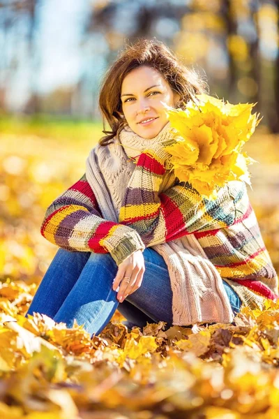 Jeune belle femme dans un parc ensoleillé — Photo