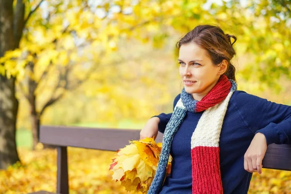 Portrait de jeune belle femme dans le parc d'automne — Photo