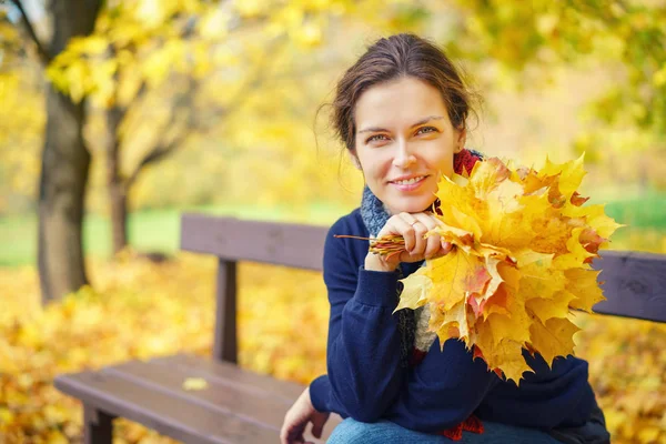 Portrait de jeune belle femme dans le parc d'automne — Photo