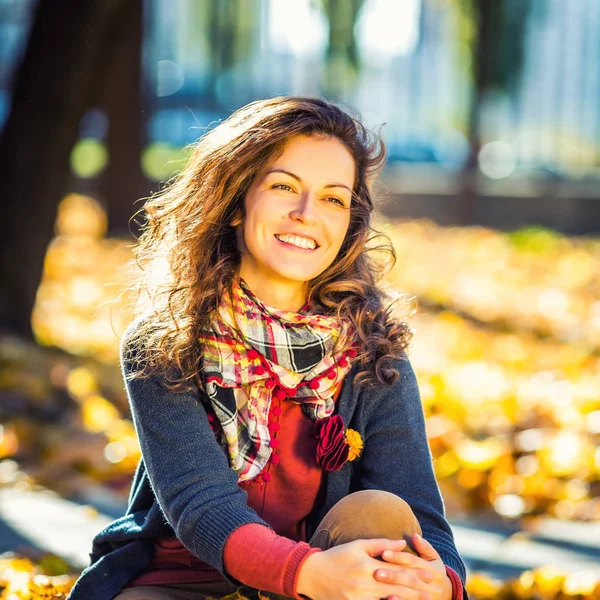 Portrait of young beautiful woman — Stock Photo, Image