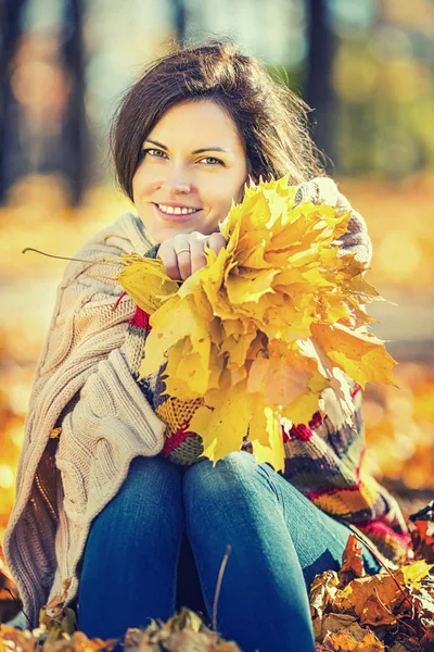 Young beautiful woman in sunny park — Stock Photo, Image