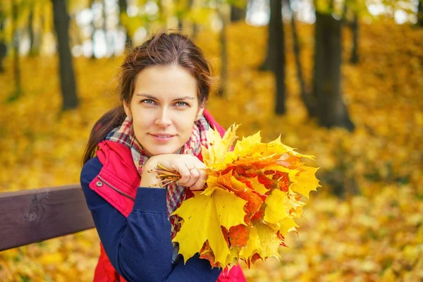 Retrato de la joven hermosa mujer en el parque de otoño —  Fotos de Stock