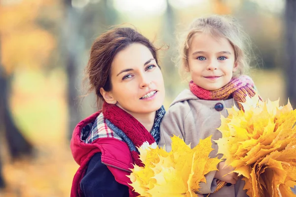 Mother and daughter in the autumn park — Stock Photo, Image