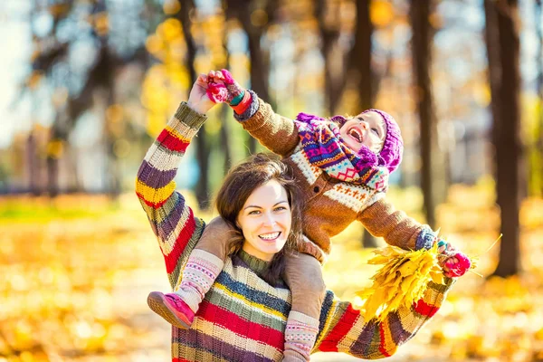 Mor och dotter spelar i höst park — Stockfoto