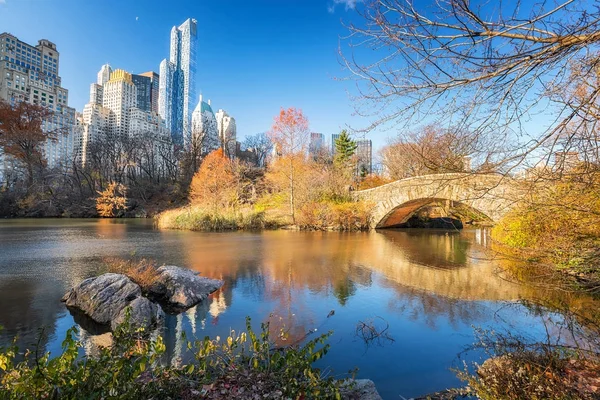 Central park op herfst ochtend — Stockfoto