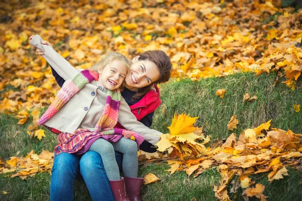 Mãe e filha no parque de outono — Fotografia de Stock