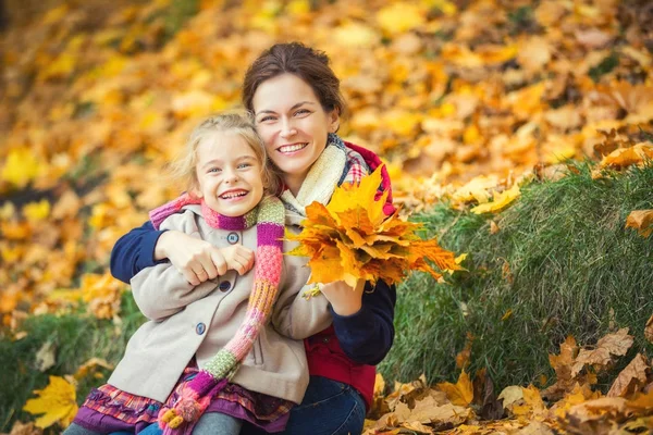 Mãe e filha no parque de outono — Fotografia de Stock