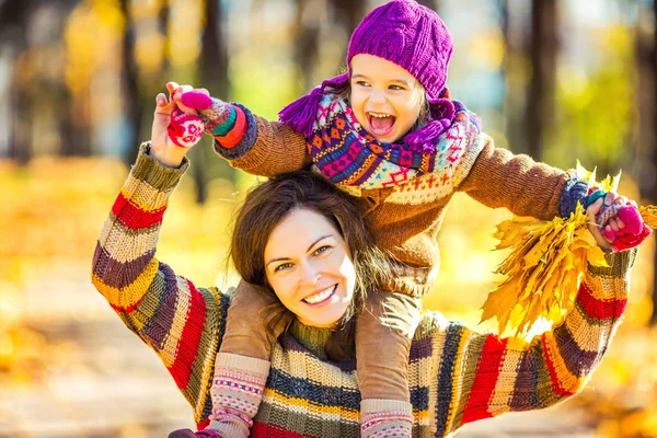 Mãe e filha brincando no parque de outono — Fotografia de Stock