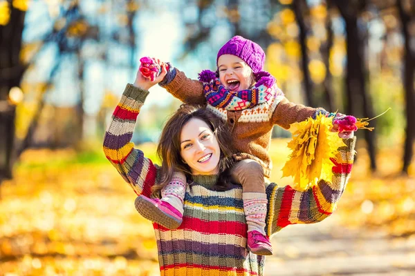 Moeder en dochter spelen in herfst park — Stockfoto