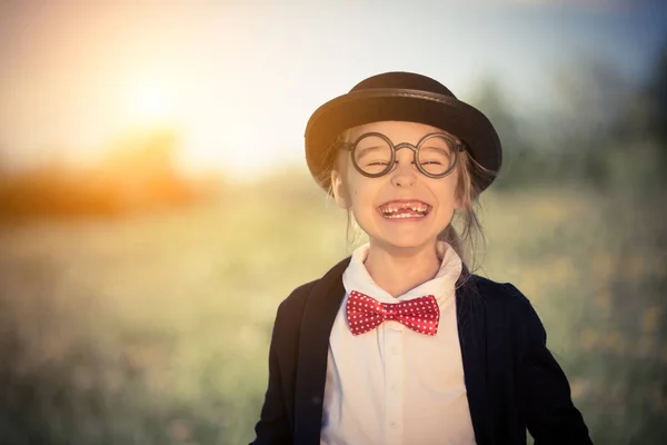 Drôle heureux petite fille dans noeud papillon et bowler chapeau . — Photo