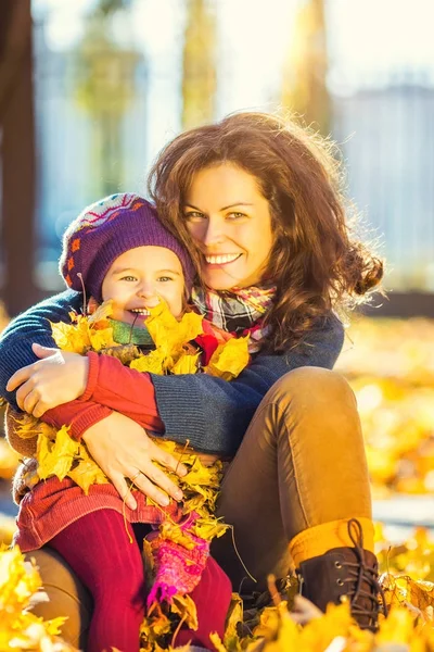 Mère et fille dans le parc d'automne — Photo