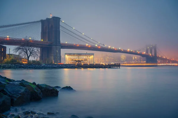 Brooklyn bridge at foggy evening — Stock Photo, Image