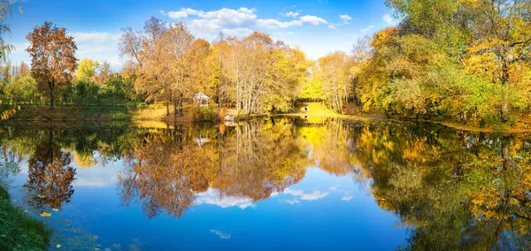 Sonniger Herbst im Park über dem See — Stockfoto