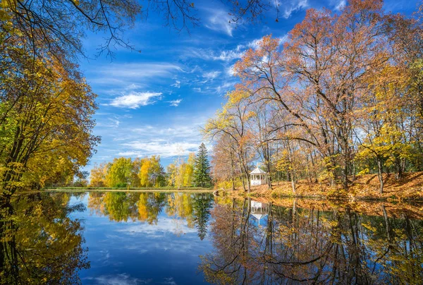 Automne ensoleillé dans le parc au-dessus du lac — Photo