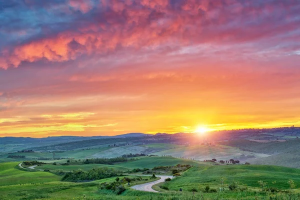 Kleurrijke Tuscany zonsopgang — Stockfoto