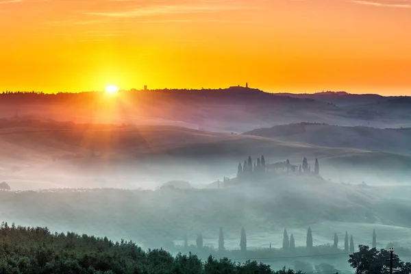 Тосканский пейзаж восхода солнца — стоковое фото