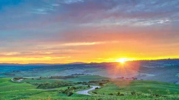 Kleurrijke Tuscany zonsopgang — Stockfoto