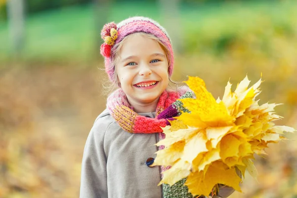 Ευτυχισμένο κοριτσάκι με φθινοπωρινά φύλλα — Φωτογραφία Αρχείου