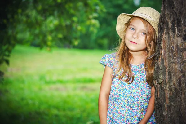 Маленькая девочка в зеленом саду — стоковое фото