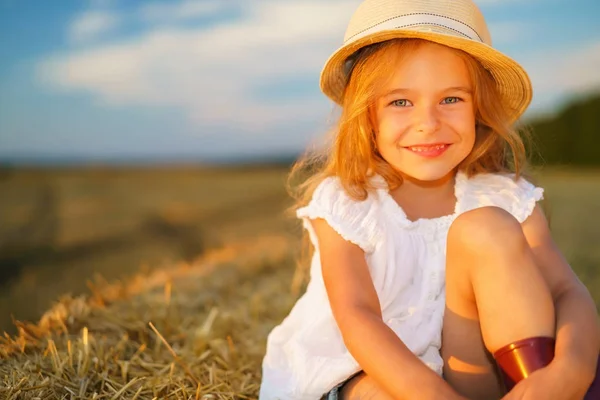 Dziewczynka w pole z siana rolki — Zdjęcie stockowe