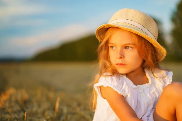 Dziewczynka w pole z siana rolki — Zdjęcie stockowe