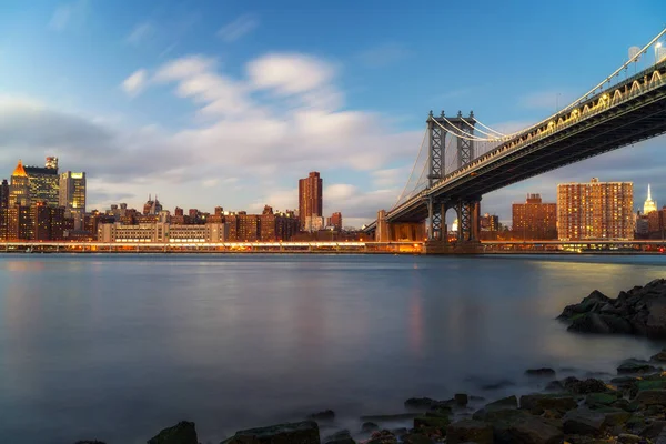 曼哈顿大桥与曼哈顿黄昏 — 图库照片