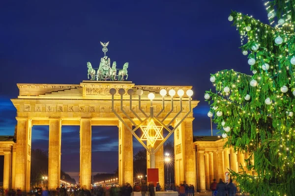 Gerbang Brandenburg dan pohon Natal — Stok Foto