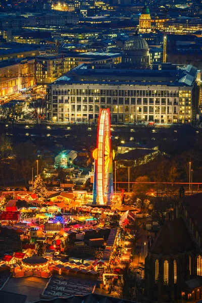 Flygfoto på Julmarknad i Berlin på natten — Stockfoto
