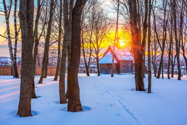 Iglesia rusa en el bosque de invierno —  Fotos de Stock