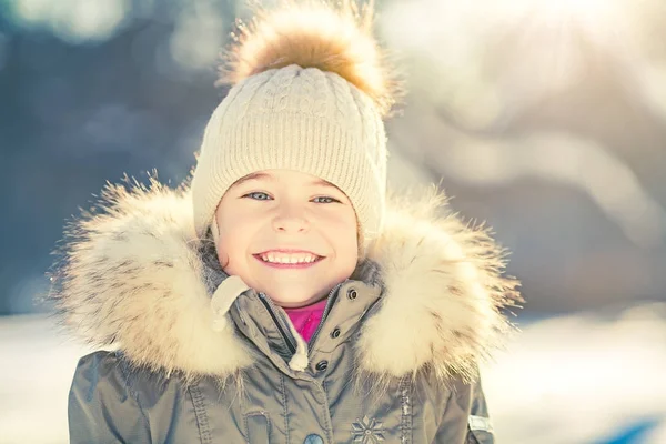 Liten flicka i en vinterpark — Stockfoto