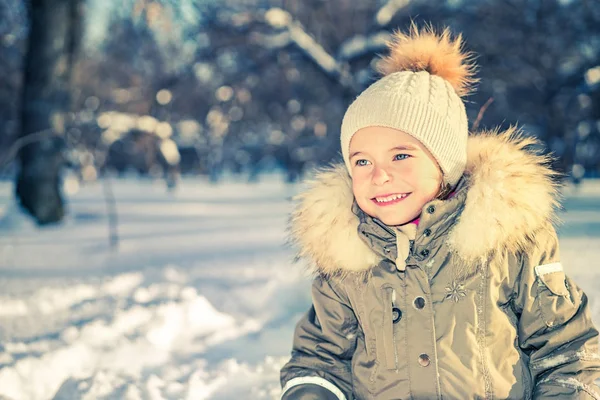 Bambina in un parco invernale — Foto Stock