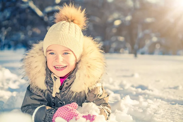 Liten flicka i en vinterpark — Stockfoto