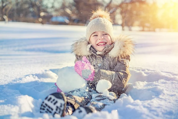 Bambina in un parco invernale — Foto Stock