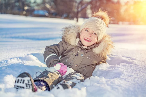 Liten flicka i en vinterpark — Stockfoto