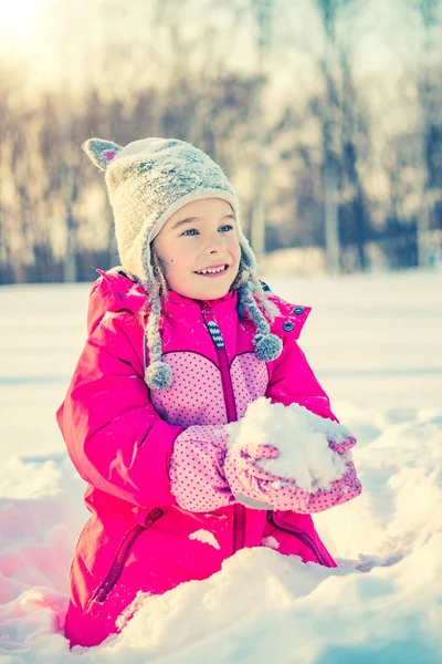 Bambina in un parco invernale — Foto Stock