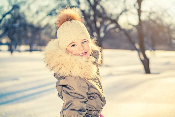 Bambina in un parco invernale — Foto Stock