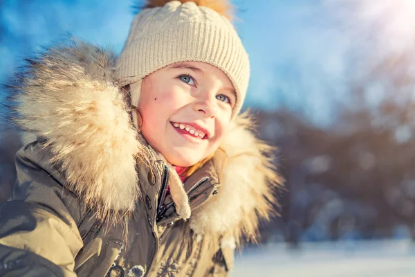 Niña en un parque de invierno — Foto de Stock