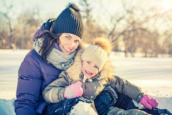 Madre e figlia a giocare al giorno d'inverno — Foto Stock